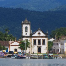 Church Igreja Santa Rita dos Pardos Libertos in Paraty, seen from the excursion boat